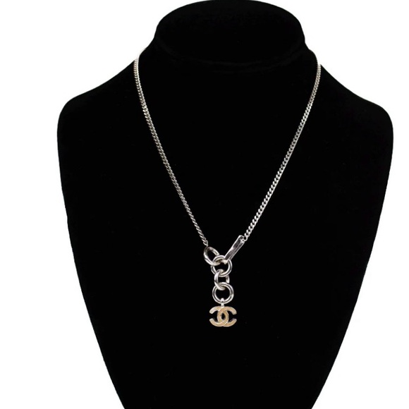 CHANEL CLOVER PENDANT NECKLACE - Picture 6 of 16